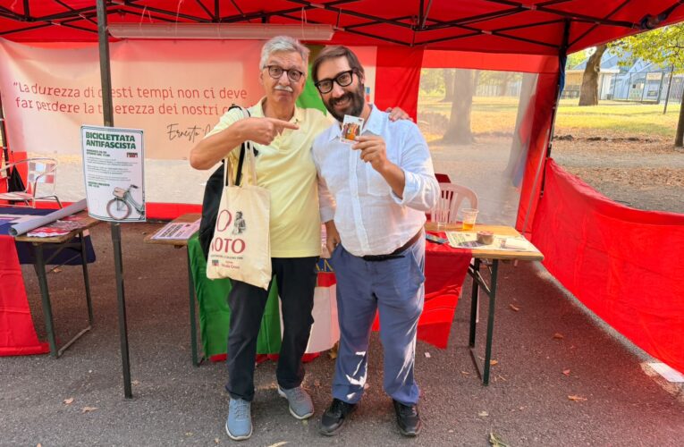 Angelo pedala con la tessera ANPI